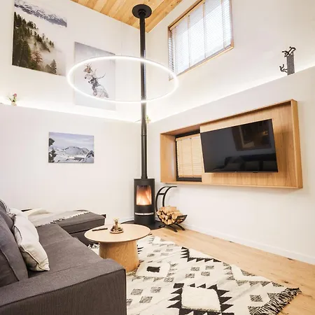 木屋 Charm - Private Mountain Retreat With Sauna, Jacuzzi & Kids Playroom *