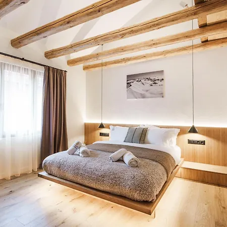 Charm - Private Mountain Retreat With Sauna, Jacuzzi & Kids Playroom 木屋 *